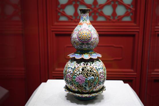正殿“展中展”展示的粉彩镂空花卉纹葫芦式转心瓶
